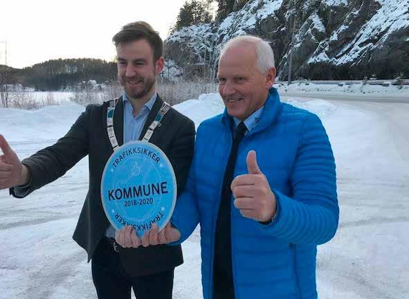 12 13 Tor Egil og Drangedal-ordføreren. Godkjente trafikksikre kommuner feires med bløtkake. Trafikksikker kommune i Vinje kommunestyresale.