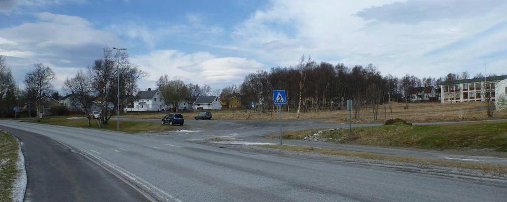 Det går kjøreveg frem til nedlagt skolebygg og tidligere lærerparkering samt gangveg gjennom planområdet til Fauske svømmehall og videre til Kirkeveien med bakenforliggende områder.