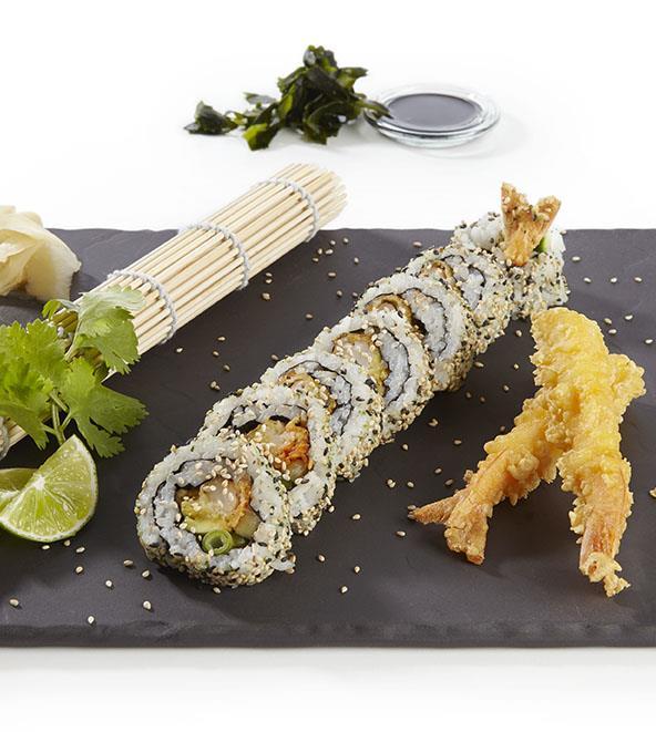 Tempura Torpedo Scampi maki-roll med sweet chili gulrot Sånn gjør du: Skjær vårløk og tynne agurkstrimler. Legg deretter et jevnt lag med sushi-ris over en plate noriark.