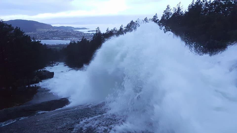 Fra fosseberget «Tungene» i Hellandselva i stor vannføring Video som viser dette fosseberget i flomstor vassføring: https://www.facebook.com/kostbarholme/videos/pcb.