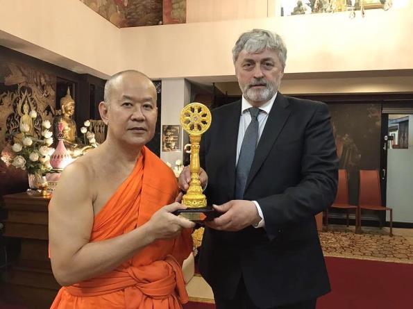 Buddhister fra alle retninger fylte salen og blant de spesielt innbudte gjestene var ambassadørene fra India, Myanmar, Sri Lanka og Thailand.
