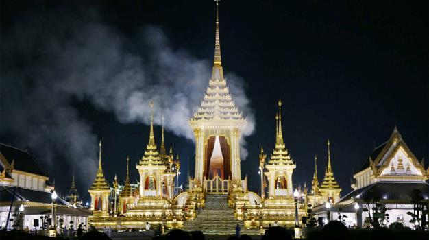 Kongens ti forpliktelser Kongelig kremasjon i Thailand Den 26. oktober ble Thailands avdøde konge HKH Bhumibol Adulyadej kremert i Bangkok.
