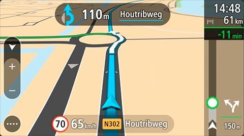 2. Velg hurtigmenyknappen. 3. Velg Unngå på hurtigmenyen. Enheten finner en ny rute som unngår trafikkorken. Unngå en trafikkork ved hjelp av kartet 1.