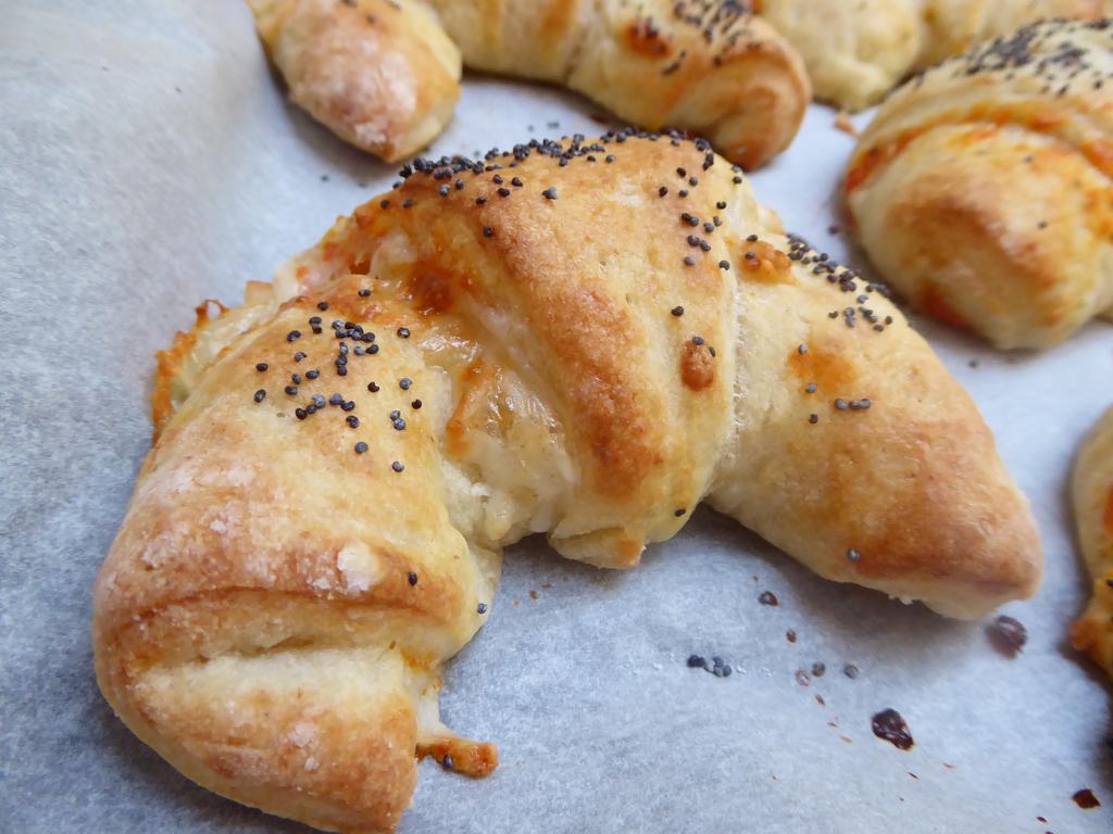 Glutenfrie horn med pizzasaus, ost og skinke Ostehorn i matpakken er nesten garantert suksess! Du kan ha i det du vil og disse smaker som vanlige horn. I tillegg er de veldig enkle å lage.