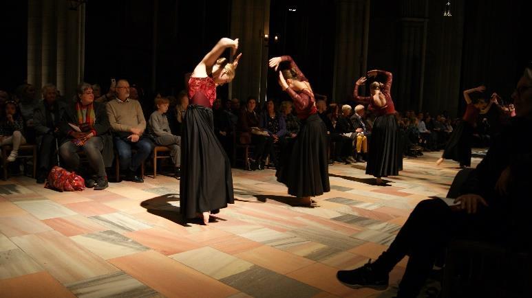 Dette var skandinavisk urframførelse av en spennende og velklingende komposisjon som tekstmessig bygger på de kjente latinske messeleddene og som musikalsk er en videreføring av den argentinske tango
