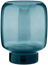 Hoop vase finnes i tre størrelser og er utført i munnblåst farvet glass, som er mørkest i bunnen.