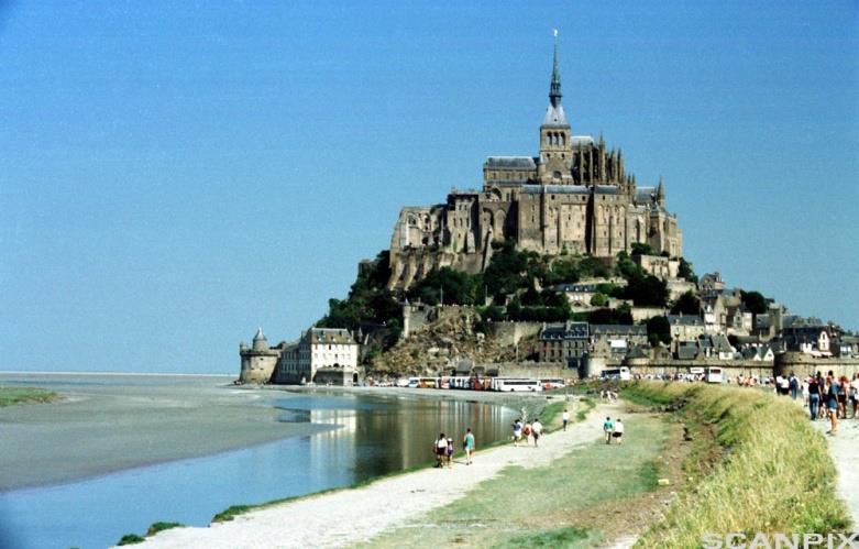 Vi bruker periodiske funksjoner til å beskrive periodiske fenomener som for eksempel tidevann. Den lille byen Mont-Saint-Michel i Normandie har en av Frankrikes største tidevannsforskjeller.