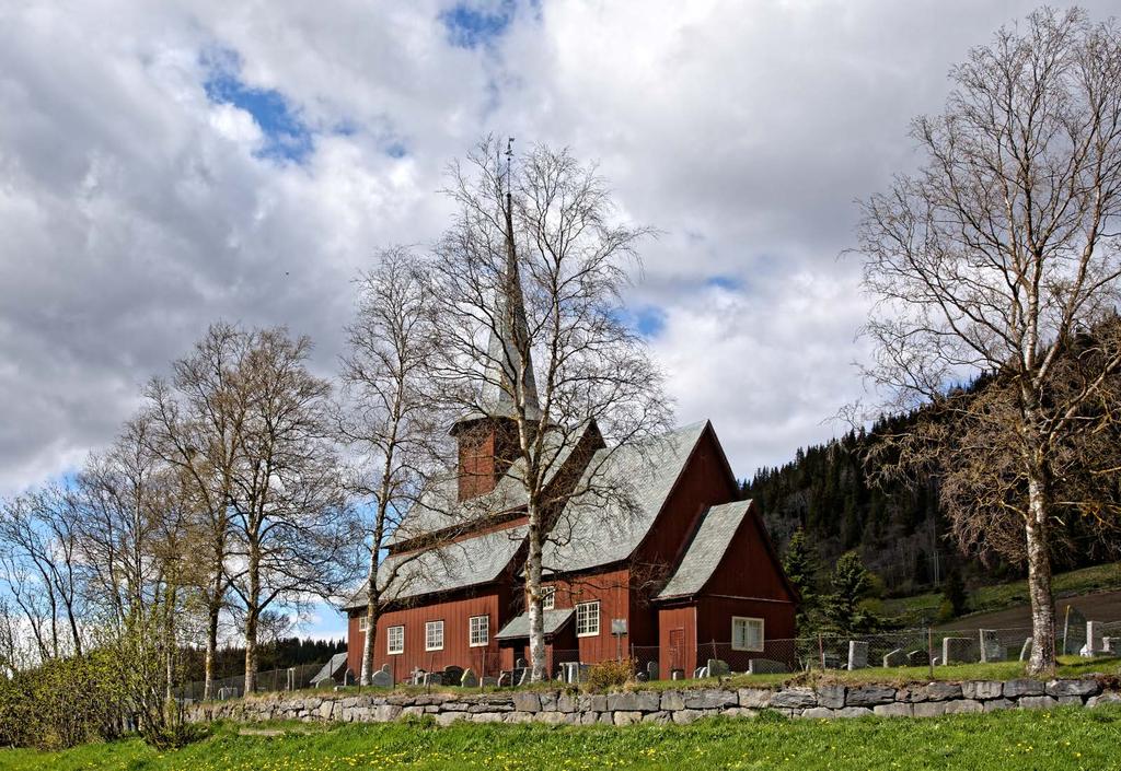 Kyrkja etter istandsetting: Foto: Dagfinn Rasmussen / Riksantikvarens arkiv. Hegge stavkyrkje BYGNINGSBESKRIVING Hegge stavkyrkje er ei treskipa langkyrkje med eit heva midtrom reist på grunnstokkar.