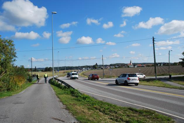 Det er rundkjøringer ved Råbekken, Østfoldhallen, Bjørnengveien og Hatteveien, flere vikepliktsregulerte T-kryss og flere boliger i Fredrikstad har direkte avkjørsel til fv. 109.