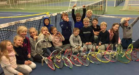 TRENINGSTILBUD tennisakademiet Vi har et bredt treningstilbud i klubben. Treningen er for jenter og gutter i alle aldre samt voksne, lagspillere og veteraner.