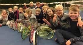 spiller barn fra 1 2 timer pr. uke mellom kl. 14.00 19.00 på hverdager. Barna er i alderen fra 7 år og opp til 18 år. Barna i Tennisskolen har også tilgang til turneringer i Team Tenniskolen.