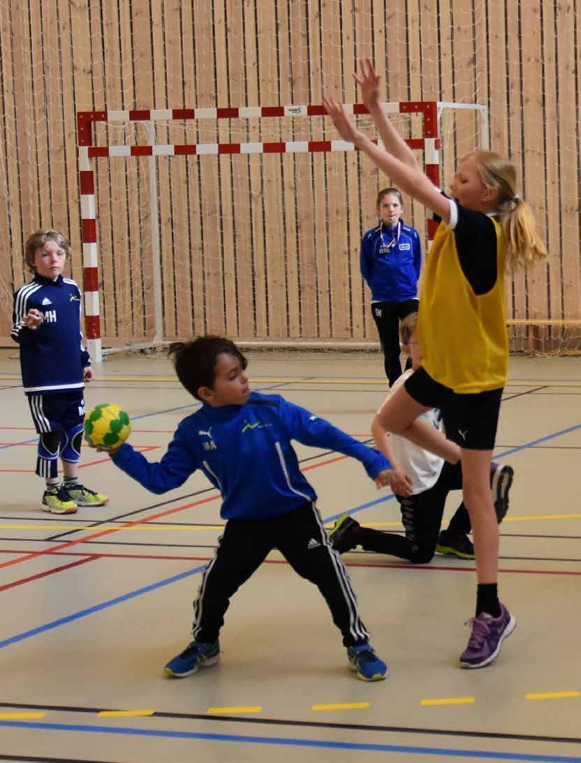 Det er allerede helt fullt i hallen av mange barn som synes det er digg å ha sin egen storstue på øya. Vi har et godt tilbud til alle våre håndballspillere.