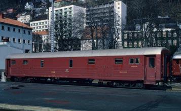 Nordlandsbanen fikk nattog i 1950. Der ble det satt inn en kombinert sitte-, post- og konduktørvogn, litra CDFo (fra 1956 BDFo2-11).