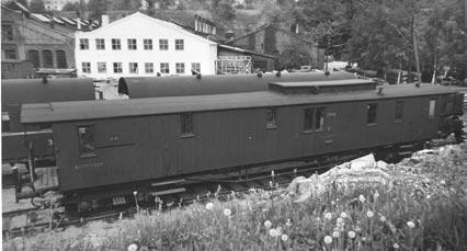 DFo 848 var en av to vogner bygget for Hell-Sunnanbanen, her i Lodalen først på 1950-tallet. Vognen hadde lanternintak over sorteringsavdelingen.