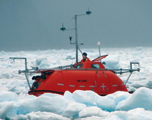 Forlate fartøy i polart farvann Hvis fartøyet er omgitt av tett is Personlig overlevingsutstyr medbringes (grab bag) Livbåter og flåter settes ned på isen Gruppeoverlevingsutstyr tas ut på isen