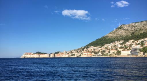 De som ønsker det kan også bli med på en vandring oppe på muren som omgir hele gamle Dubrovnik. Man betaler litt ekstra for det på stedet.