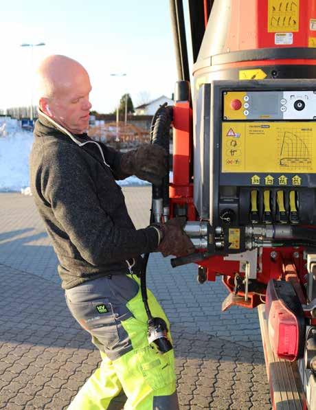 Egil Tjora demonterer hydraulikken før kranen løftes av med truck.