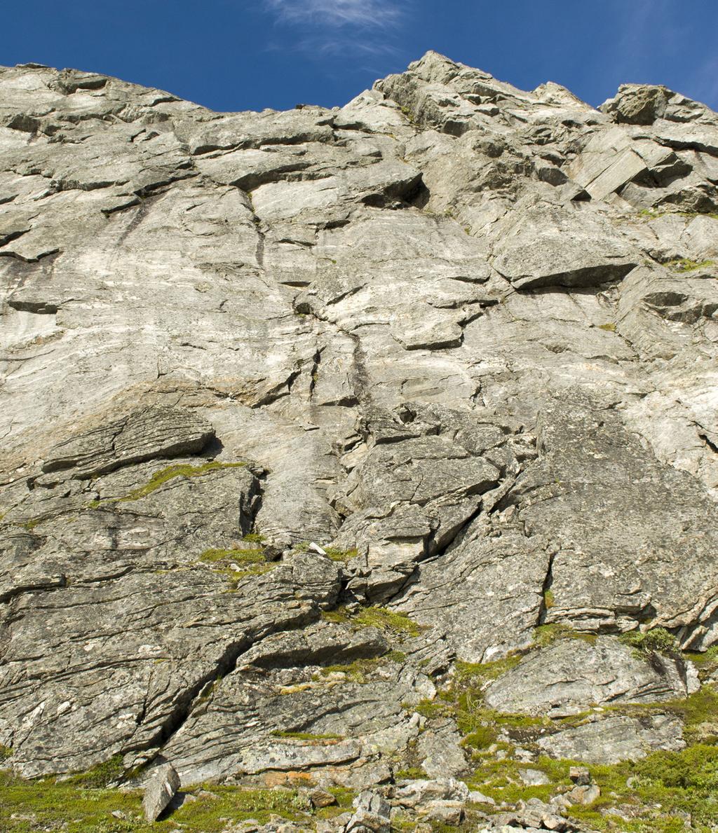 Minifjellfører 5+ 25 m 5+ 30 m Sørvestveggen på Mjelletinden Sørvestveggen på Mjelletinden ligg høgt og fritt over Mjelle og Mjellestranda.