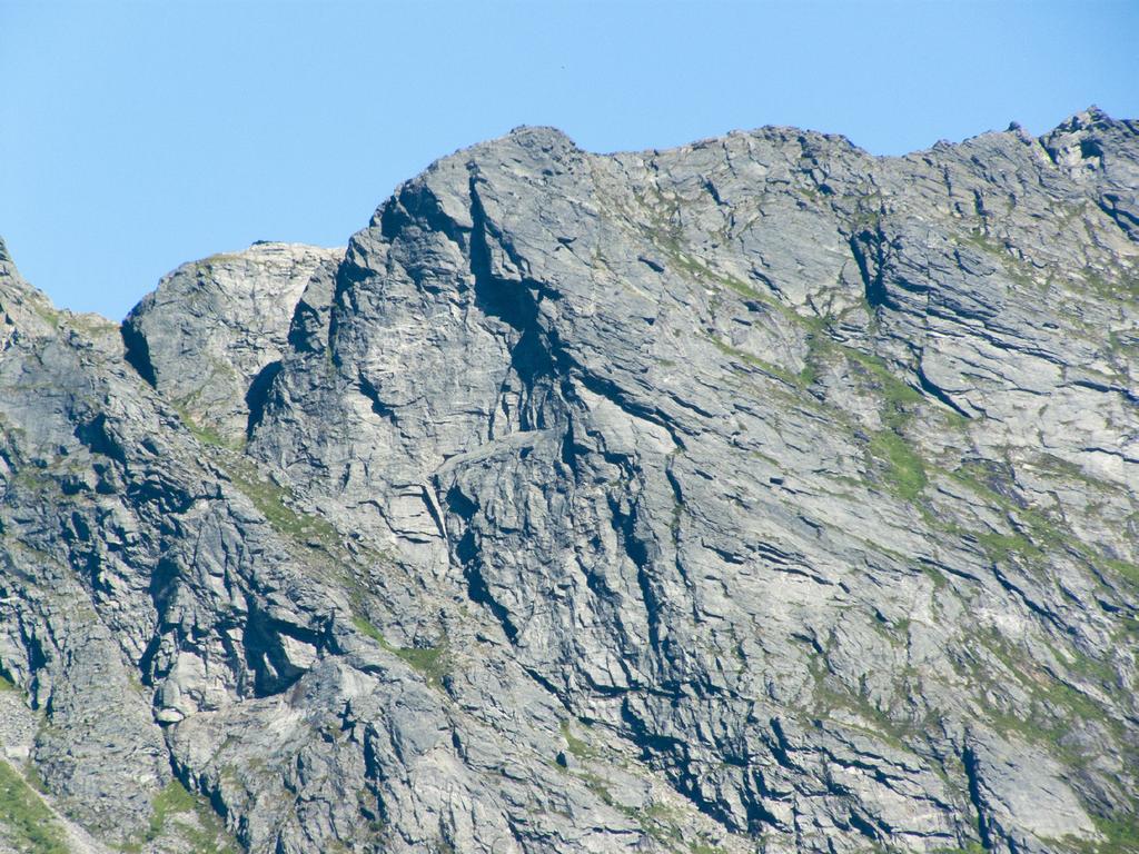 Minifjellfører 2. 1. Sørveggen på Breitind 1.Takk for tak i taket... 6+/A0 3+ 40m 4 50m Overheng 6+ (A0) 40m FG: Torgeir Kjus & Tommye Skeide juli 1995. Pila antyder starten på Takk for tak i taket.