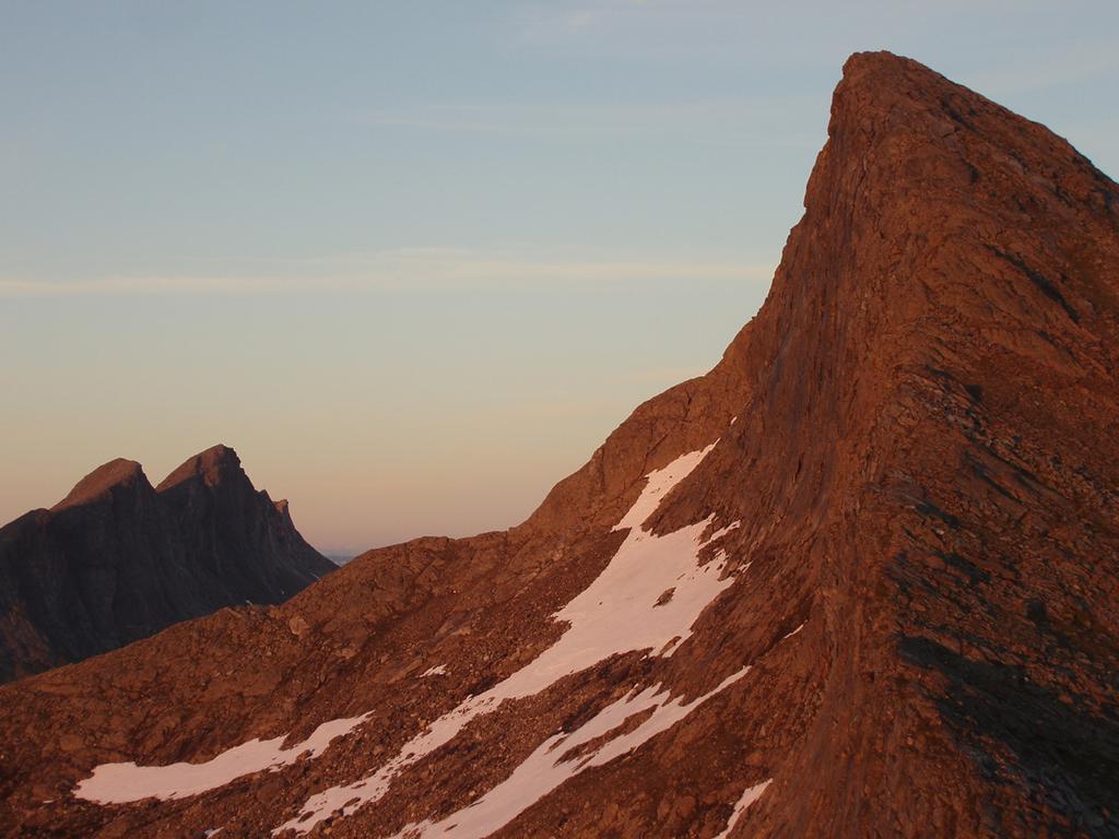 Austeeggen på Per Kalsatind Austeggen på Per Kalsatind går opp den markerte venstreprofilen på toppen når ein ser han frå nord. Klatringa er stort sett enkel i ein flott posisjon. Tidvis eksponert.