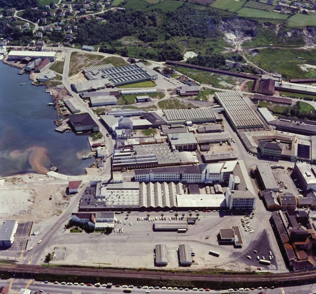INDUSTRIBY 1960-1980 Bildet forteller en del om Sandnes historie som industriby. Fremst sees jernbanen som danner avgrensing for sentrum. Bak denne ligger Ruten, romslig og stor.