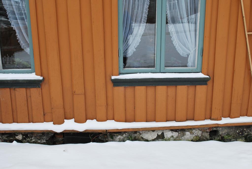 Nordgavlen er delvis eksponert mot samme gate, men har for det meste bare skiftet vinduer noen ganger.