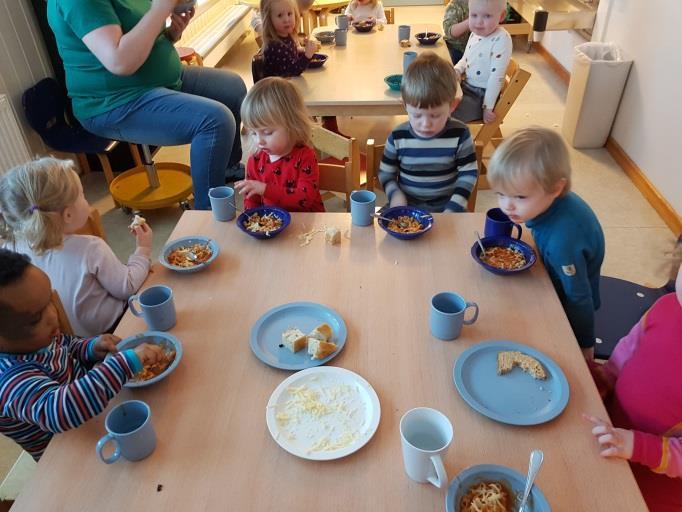 Nesten alle barna smakte på begge fargene, men de fleste var skeptisk til smaken.