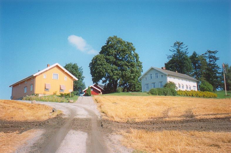 Øst for Økern gård, ved foten av kollen ved veikrysset Kirkeveien/Stubberudveien ligger Finstad. Husgruppen vender mot øst og består av to bolighus, et uthus og en dukkestue.