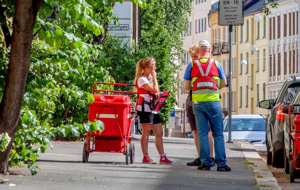 GAMLE VOSSEBANEN OG POSTEN (Ivar Gubberud) Kvinnelig «postiljong» i Majorstuveien i Oslo (LHR) I dag ble det endelig julekveld i skogen med pakkebrev i posten. Poststemplet 27.