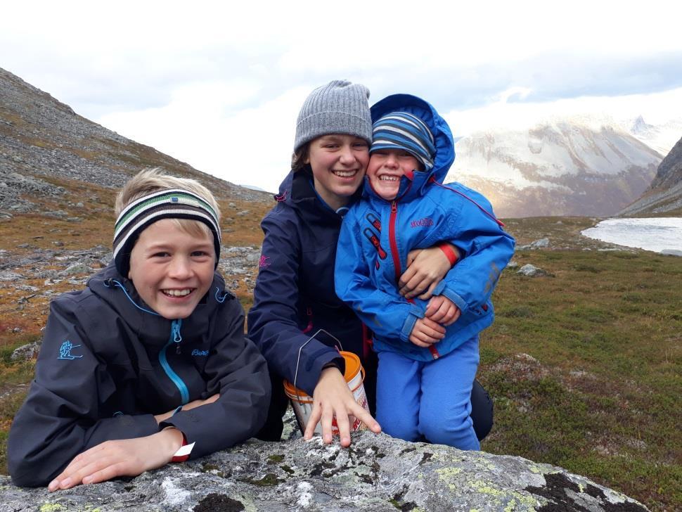 av fantastisk natur med vær som kan kreve bra klær Utdannet i