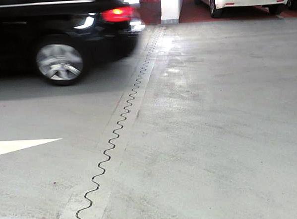 Sika FloorJoint SYSTEMER TIL PARKERINGSHUS Vanntett, ikke-korroderende, og gulvet kan hurtig benyttes igjen FUNKSJONALITET OG SIKKERHET I PARKERINGSHUS Fuger i parkeringshus og parkeringsdekker er en