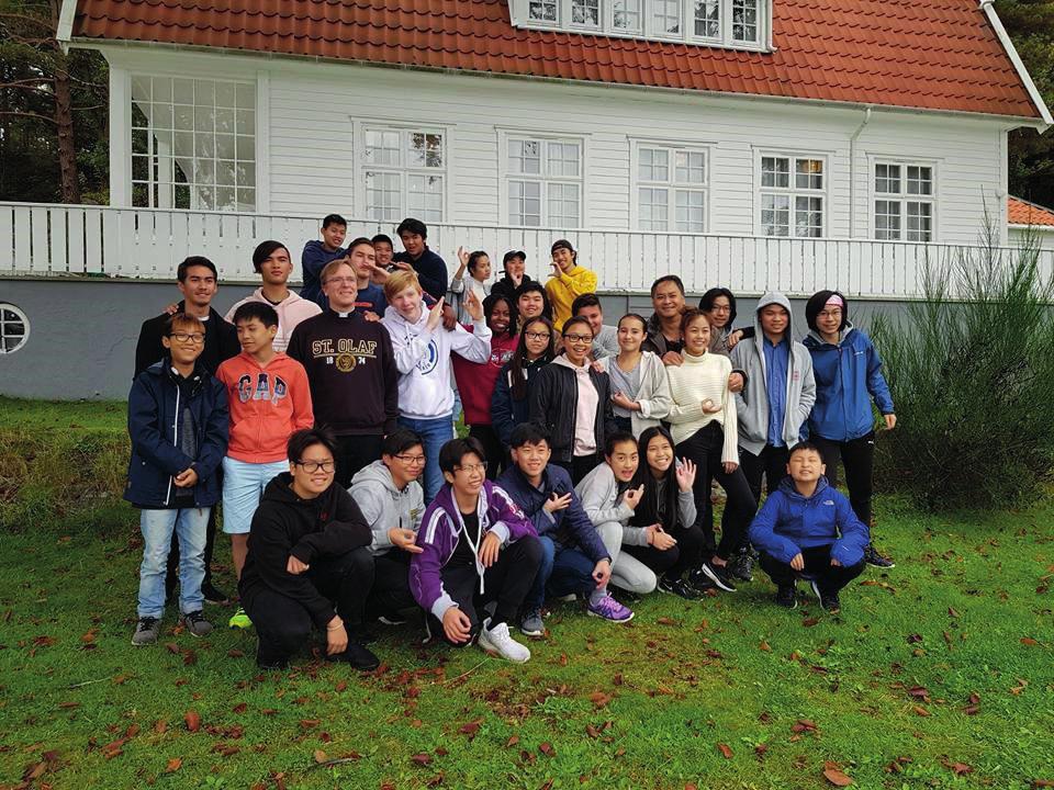 Unge Voksne inviterte derimot Unge Voksne fra hele Norge. Adventsaksjonen i Kristiansand er et samarbeid mellom alle lokallagene. I år har de stått ute de 4 lørdagene i advent og solgt vafler.