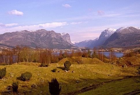 OM STRAND Naturen: friluftsliv, fjord, fjell, sjø, frihet Mellomstor kommune på godt