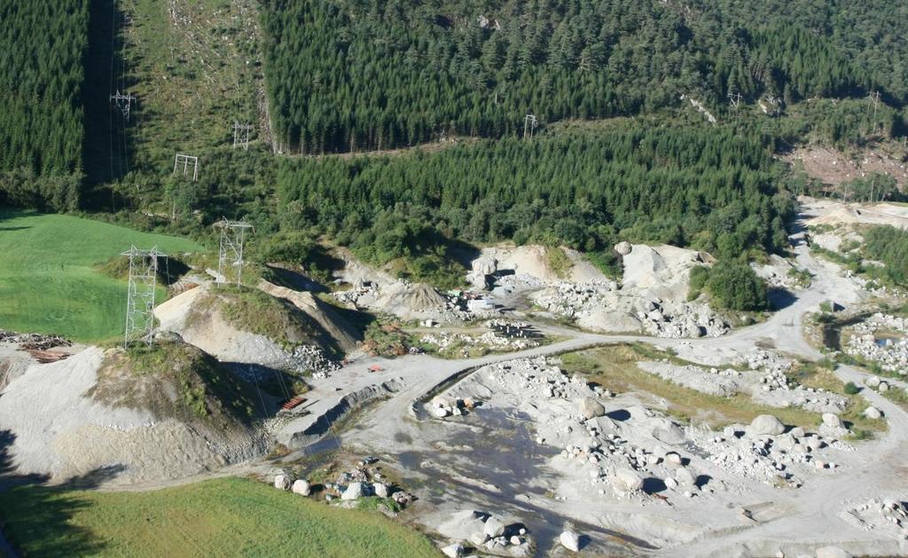 Figur 5.41. Eksisterende 132 kv forbindelser over masseuttaket på Fossanmoen. Lysebotn Tronsholen 2 er den vestligste (lengst til høyre i bildet) av de to forbindelsene som krysser masseuttaket.