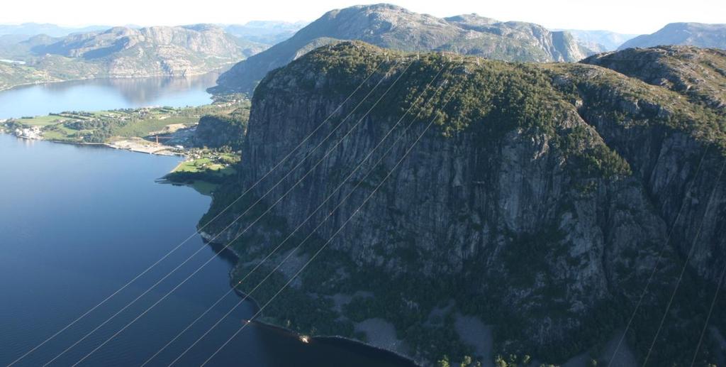 Figur 4.11. Eksisterende 132 kv fjordspenn over Høgsfjorden. Bildet er tatt fra helikopter inn mot Uburen.