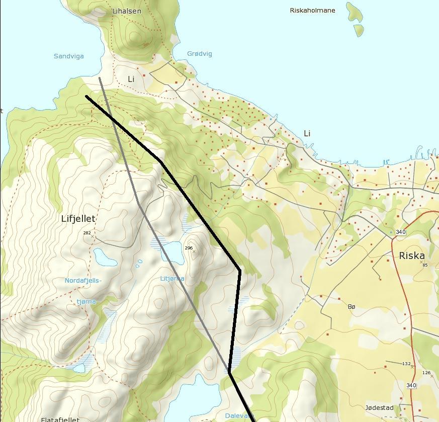 landskapstilpasning av traseen. (figur 4.21). Den nye traseen vil også ha mindre siluettvirkning sett fra bebyggelse på Hommersåk/ Li. Figur 4.21. Justert traseføring ved Lifjell.