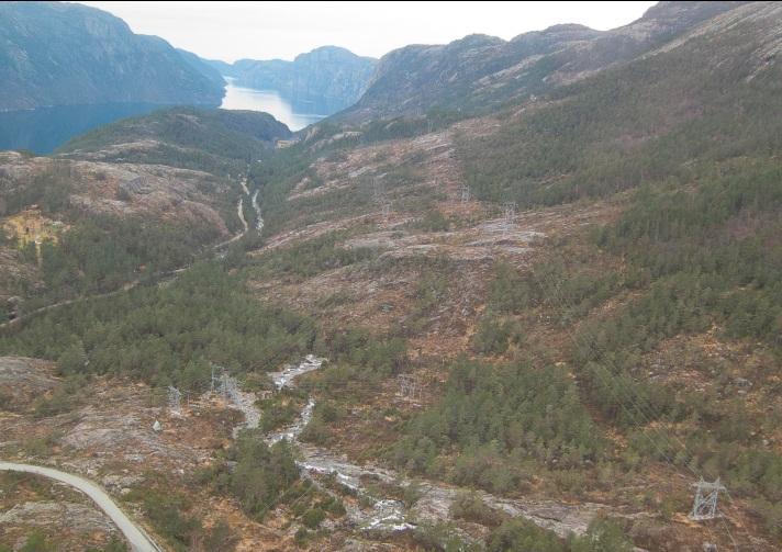 35 km fra Lysefjordbrua til Lysebotn. I tillegg til den svært markerte hovedformen, inneholder området enkelte småformer slik som Skurvedalen og Daladalen.