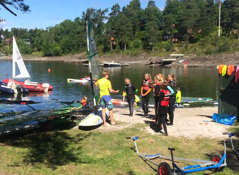 Vi setter som krav at våre medhjelpere skal være eller ha vært aktive seilere. Aktivitetene har utgangspunkt på Hvamodden og vannsportaktivitetene på BeachCamp ved Søndre brygge.