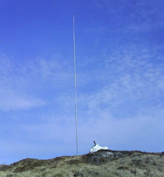 Figur 2.1 Vindmålingmast på Grimsøya i Helligvær, april 2009. Det stilles også krav til at lokaliteten har en topografi som egner seg for å transportere og sette opp vindturbiner.