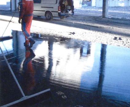 Overflatebehandling av betonggulv gummisvaber. Det legges vanligvis ut plast for å la vannglasset tørke ut, slik at det oppnås et fast produkt.