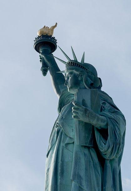 Statuen er et viktig symbol på frihet, vennskap og demokrati! Kvinnen har en strålende krone, en fotsid drakt og slavelenker under føttene.