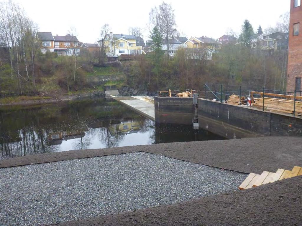 Strandsonen på motsatt side er eksponert som følge av