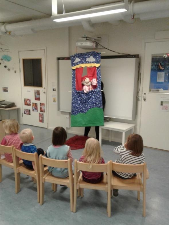 Synne, Selma, Leah, Kamilla, Luca og Jan L. har funnet en liten flue i snøen som fortsatt lever.