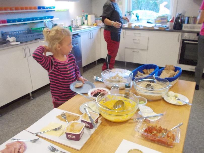 4 og 5 åringene er delt inn i 4 grupper, der de en dag i uka har gruppe rundt tema mat.