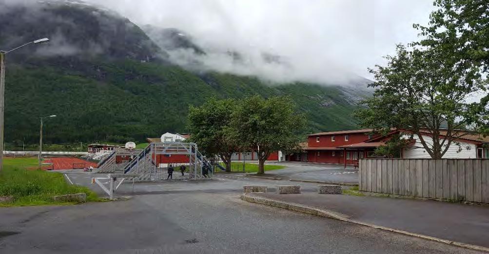 59 Figur 5-7. Byrkjelo skule til høgre i bilete og Byrkjelo stadion til venstre. Foto: Multiconsult Norge AS. 5.13 Delområde 13: Byrkjelo vest Dette området består hovudsakleg av spreidde gardsbruk og nokre bustader.