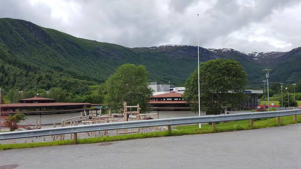 Hornindal skule med Hornindalshallen og friidrettsbane i bakgrunnen. Foto: Multiconsult Norge AS. 5.