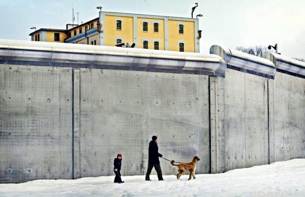 Vi ser en person avbildet ved siden av en mur som vi fra før av kjenner høyden til. Kan vi da beregne høyden til personen ut fra bildet? Vi vet at muren i virkeligheten er 3,85 m høy.