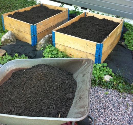 Oppgave 8 Bente dyrker grønnsaker i kasser. En kasse er 50 cm bred, 1,0 m lang og 45 cm høy. a) Vis at én kasse rommer 225 liter jord. Bente kjører jord til de to kassene i en trillebår.