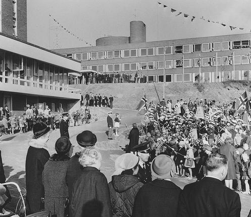 Ladejarlen HISTORIE I 1964 var det offisiell åpning av de maritime skoler med Kong Olav V til stede.