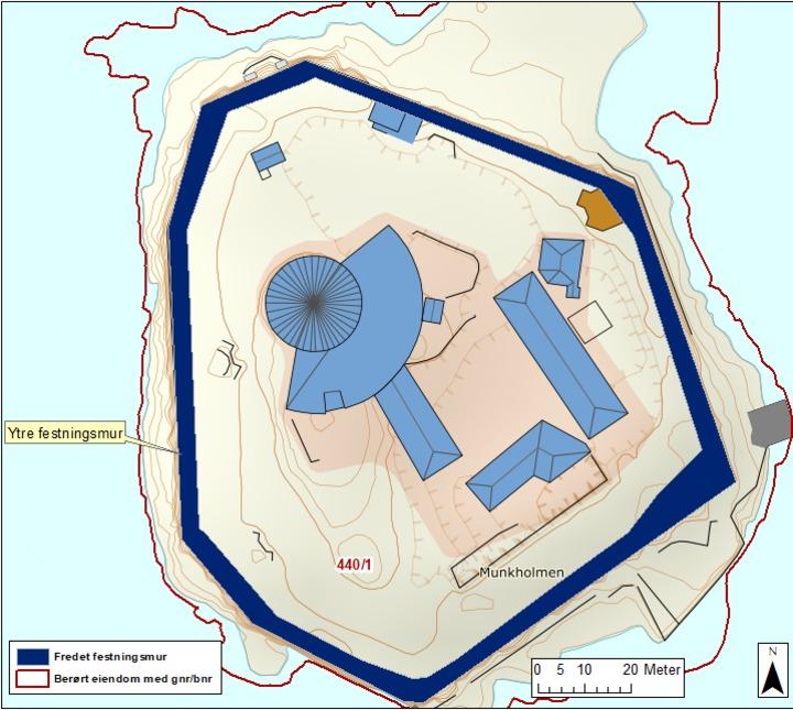 Side 16 YTRE FESTNINGSMUR Bygningsnr: 182717312 Oppført: 1825-1850 AskeladdenID: 235845-1 Referanse i landsverneplanen: Bygning 9903501 bygningsdeler som vinduer, dører, gerikter, listverk, og